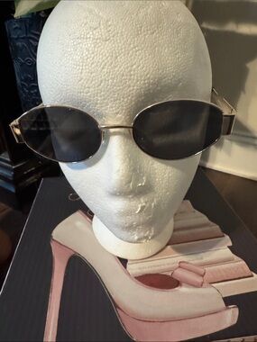 Women's Oval Frame Sunglasses in Black and Silver